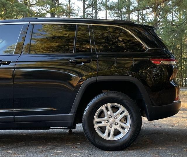 2022 Jeep Grand Cherokee Laredo photo 2