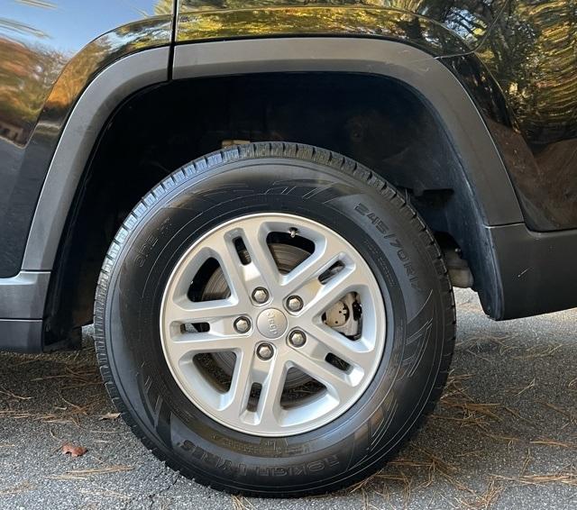 2022 Jeep Grand Cherokee Laredo photo 3