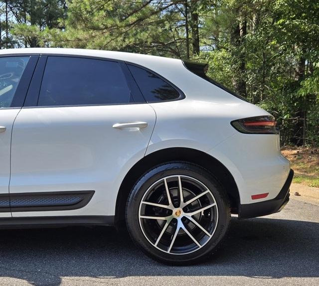 2022 Porsche Macan Base photo 2