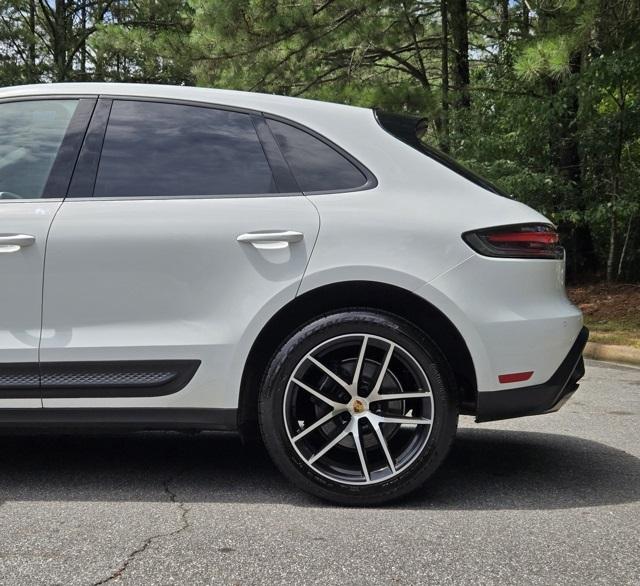 2022 Porsche Macan Base photo 2