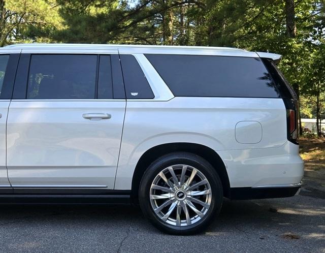 2022 Cadillac Escalade ESV Premium Luxury photo 2