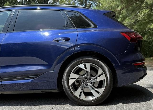 2022 Audi e-tron Premium photo 4