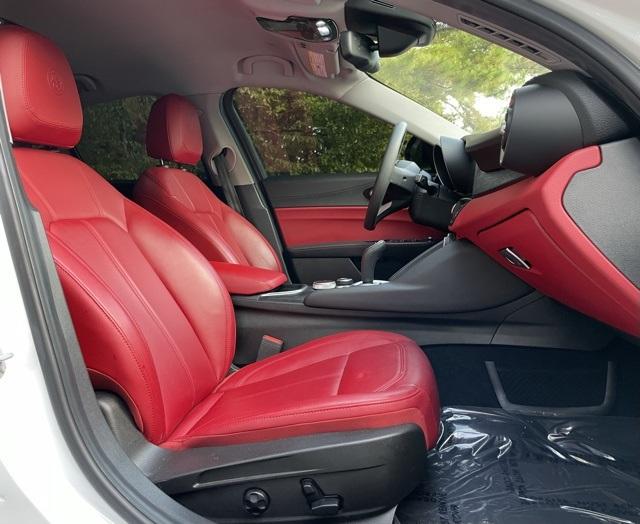 2021 Alfa Romeo Giulia photo 11
