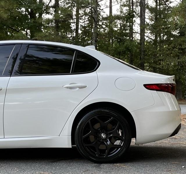 2021 Alfa Romeo Giulia photo 2