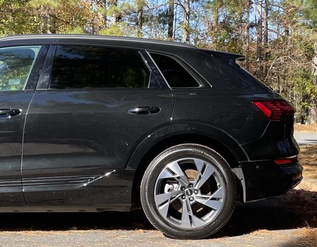 2022 Audi e-tron Premium photo 2