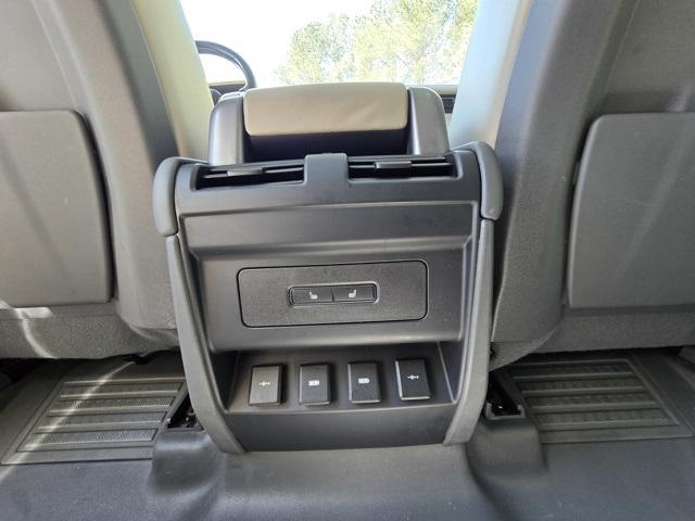 2020 Land Rover Defender 110 photo 38